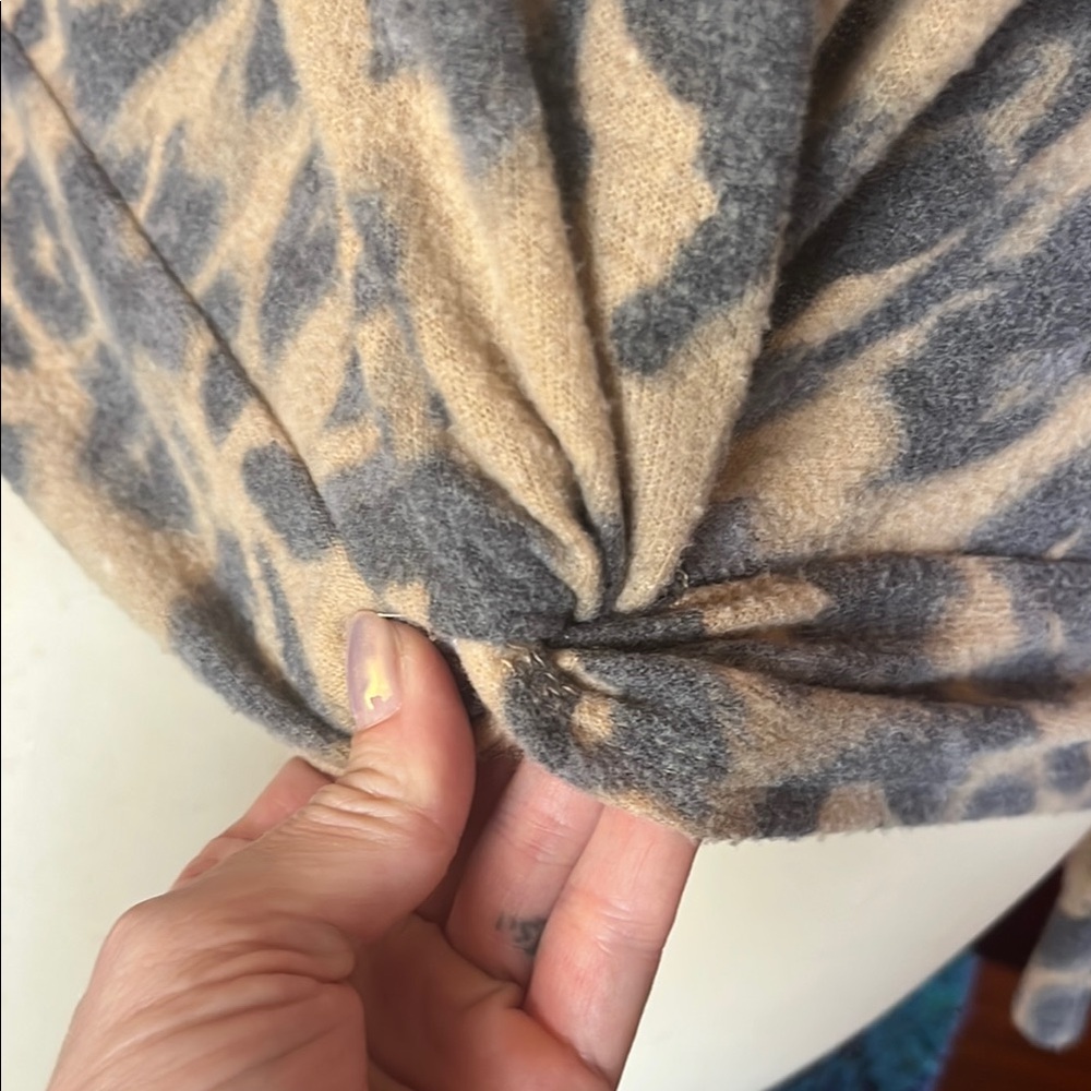 Like new Olive + Oak Leopard Print knotted front blouse - Picture 5 of 12